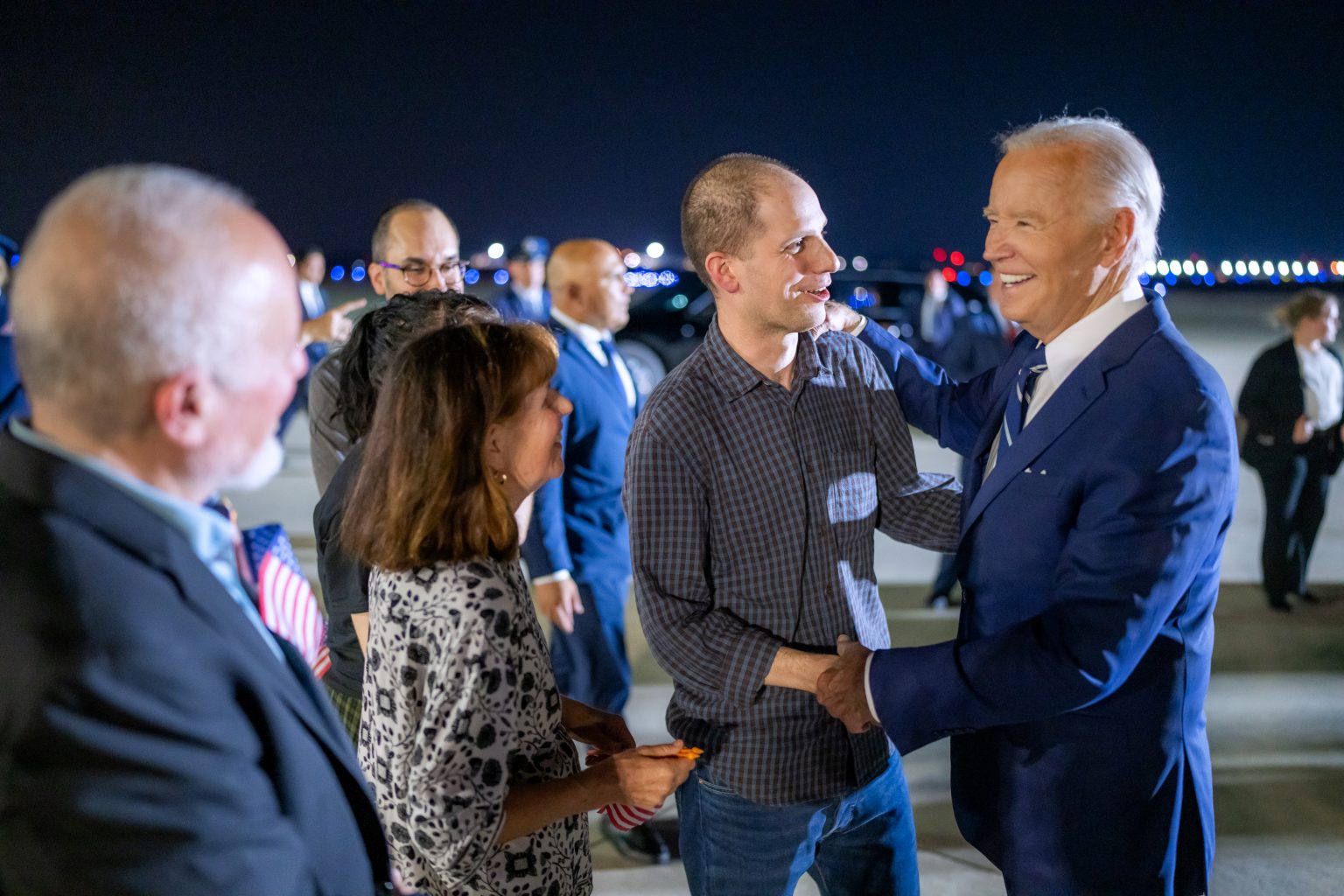 President Joe Biden and Vice President Kamala Harris greet Wall Street Journal reporter Evan Gershkovich, former U.S. Marine Paul Whelan, Alsu Kurmasheva and Vladimir Kara-Murza at Joint Base Andrews, Maryland, Thursday, August 1, 2024, after the men’s release in a prisoner swap with Russia. (Official White House Photo by Adam Schultz)